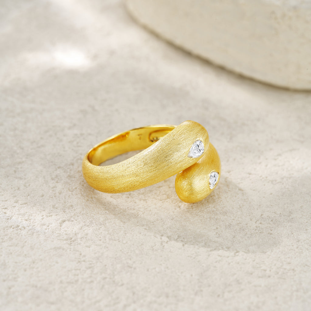 Zenith Arc Ring Moissanite Pear Gold