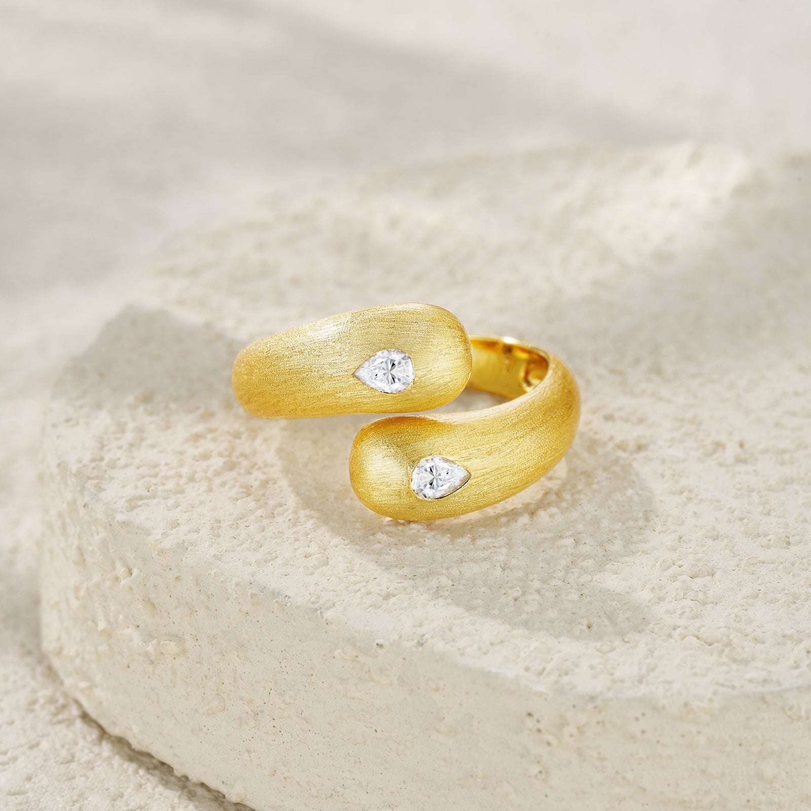 Zenith Arc Ring Moissanite Pear Gold