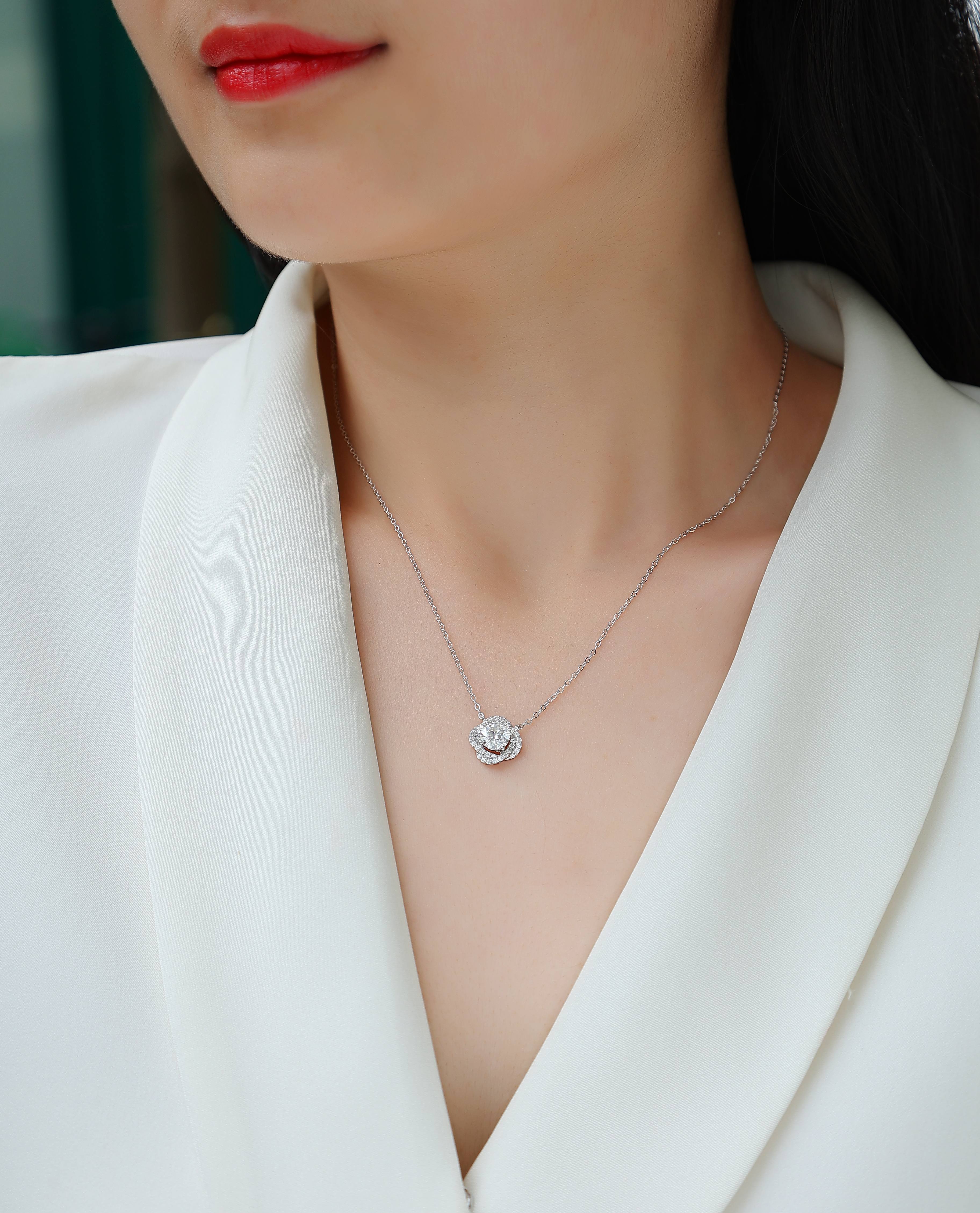 Lucky Flower Moissanite Necklace 1ct Silver